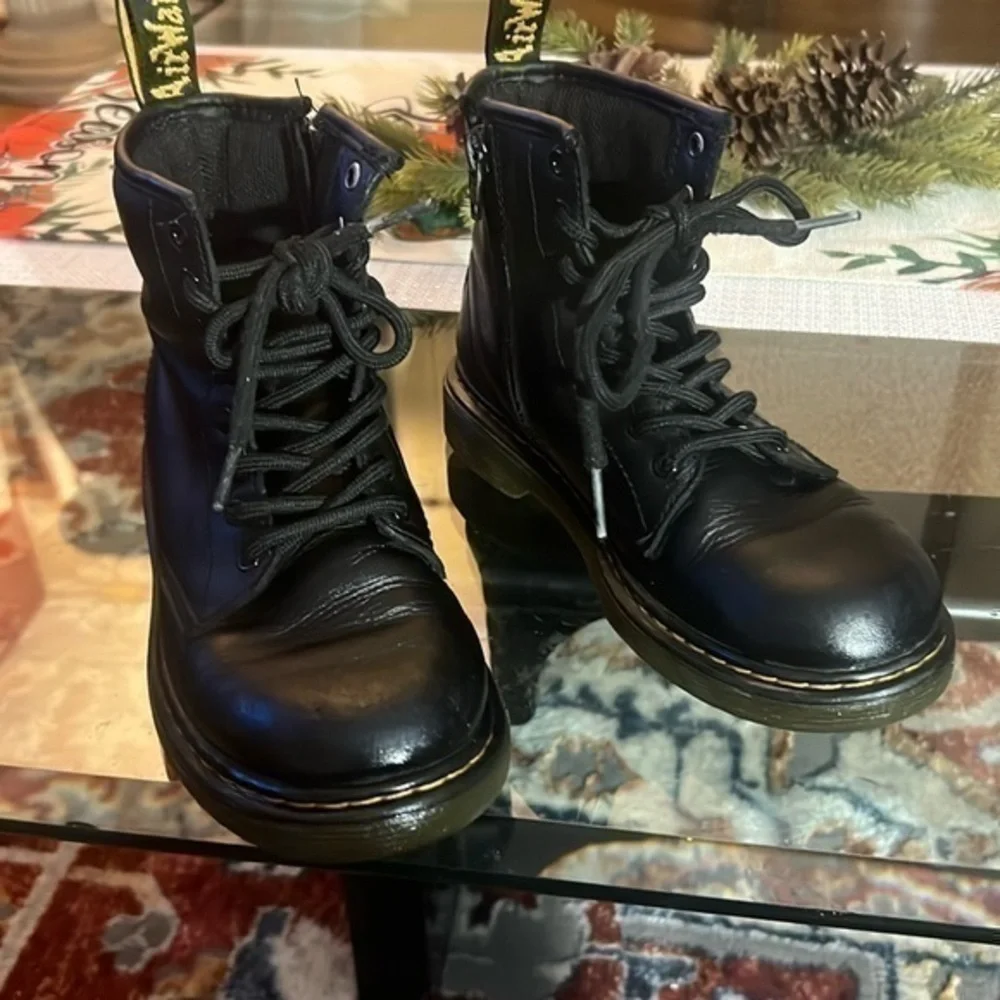 Dr. Martens size 2 children, used pre sanitized,ready to go 🖤